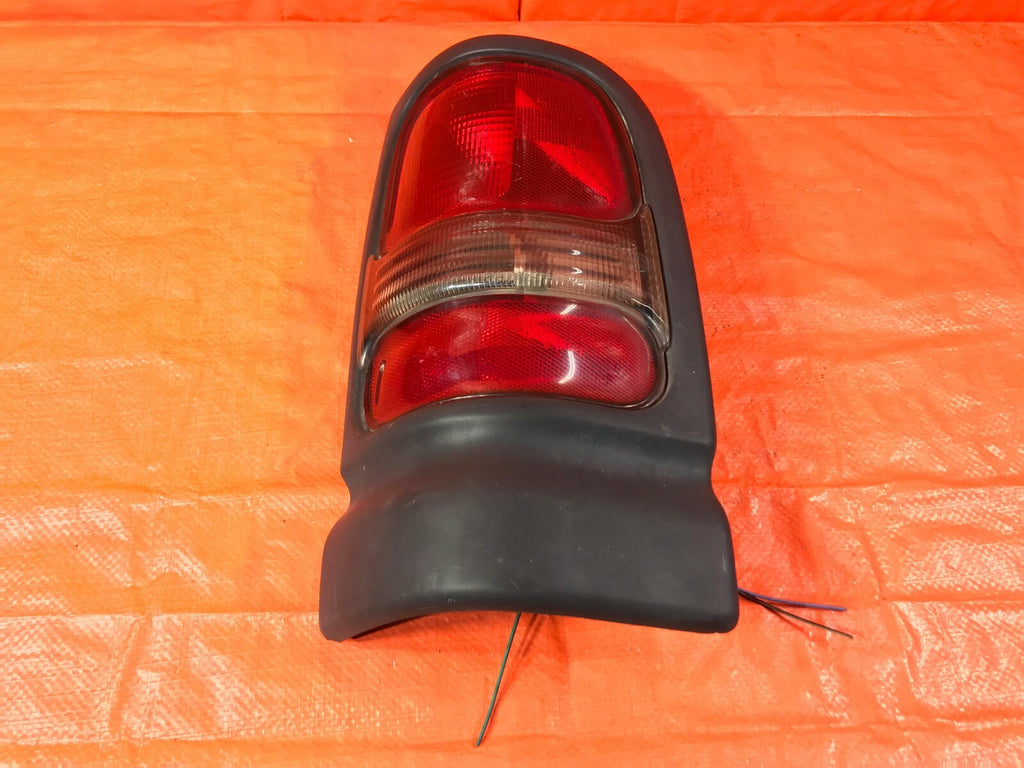 OEM 1998 1999 2000 DODGE RAM 1500 PASSENGER RIGHT TAIL LIGHT LAMP 98 99 550552200