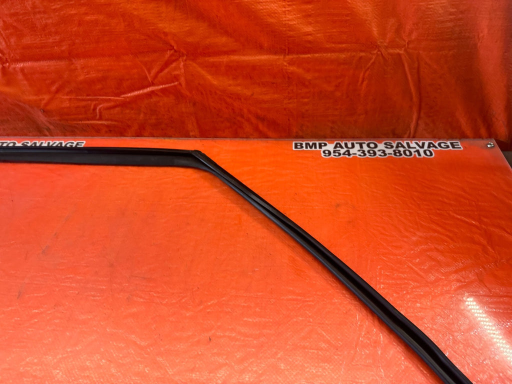 07 12 LEXUS ES350   PASSENGER RIGHT FRONT WINDOW GLASS RUN CHANNEL   OEM #2445