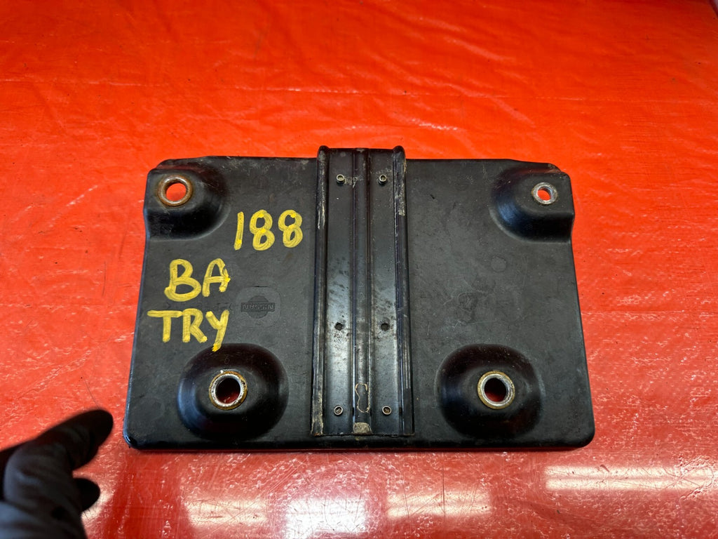 08 15 INFINITI G37 & Q60 2D BATTERY TRAY MOUNTING BRACKET W/ TIE DOWN COVER #1886