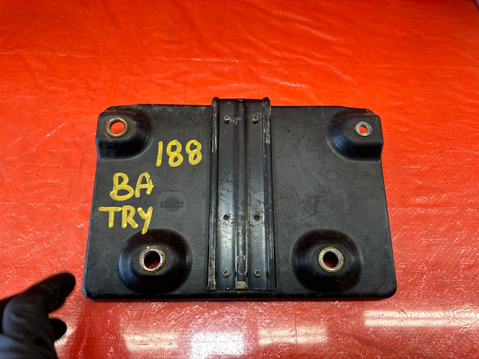 08 15 INFINITI G37 & Q60 2D BATTERY TRAY MOUNTING BRACKET W/ TIE DOWN COVER #1886