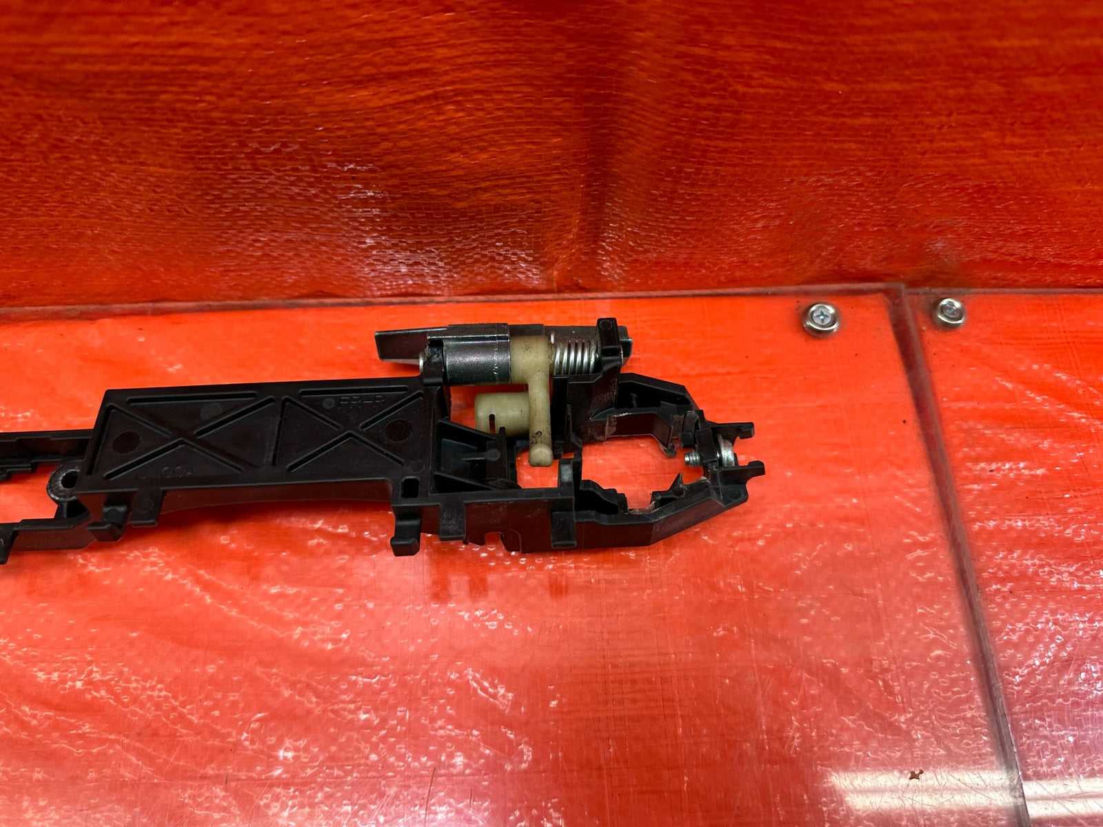 08 15 INFINITI G37 Q60 COUPE   PASSENGER EXTERIOR DOOR HANDLE BRACKET   OEM #1904