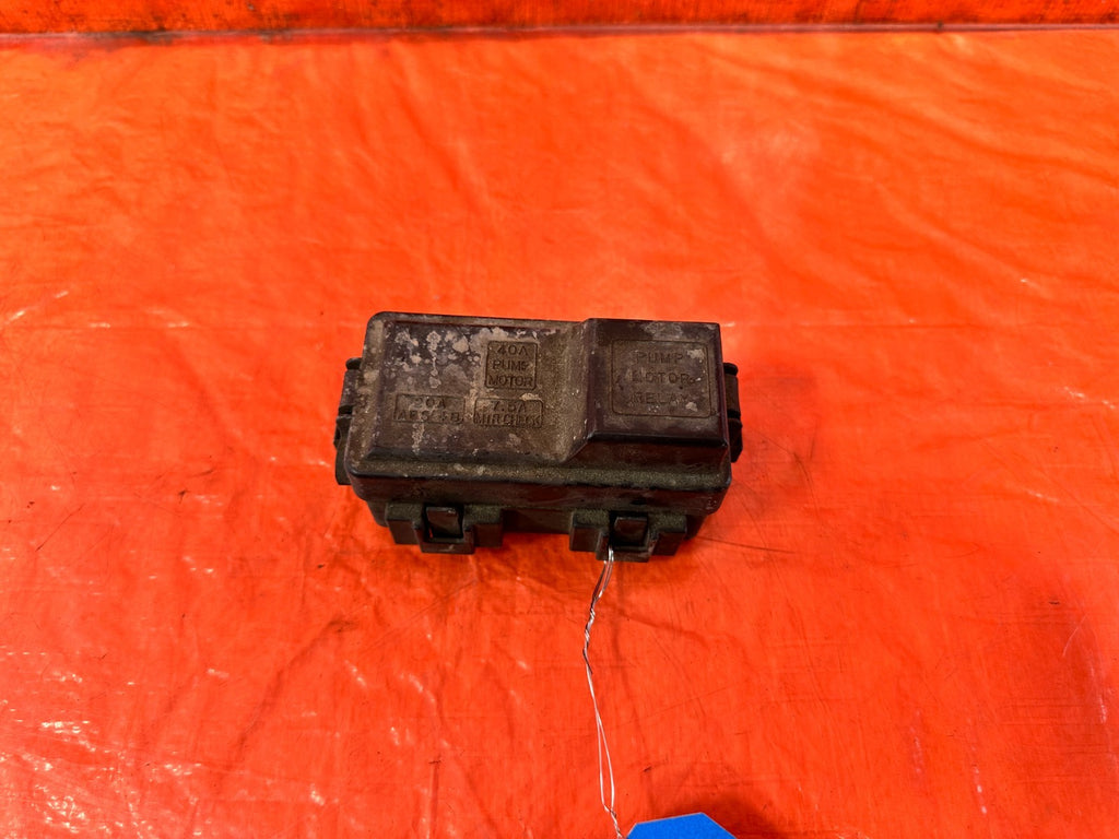 99 01 HONDA CR V CRV   ENGINE BAY EXTERIOR UNDER THE HOOD ABS FUSE BOX PANEL 3001