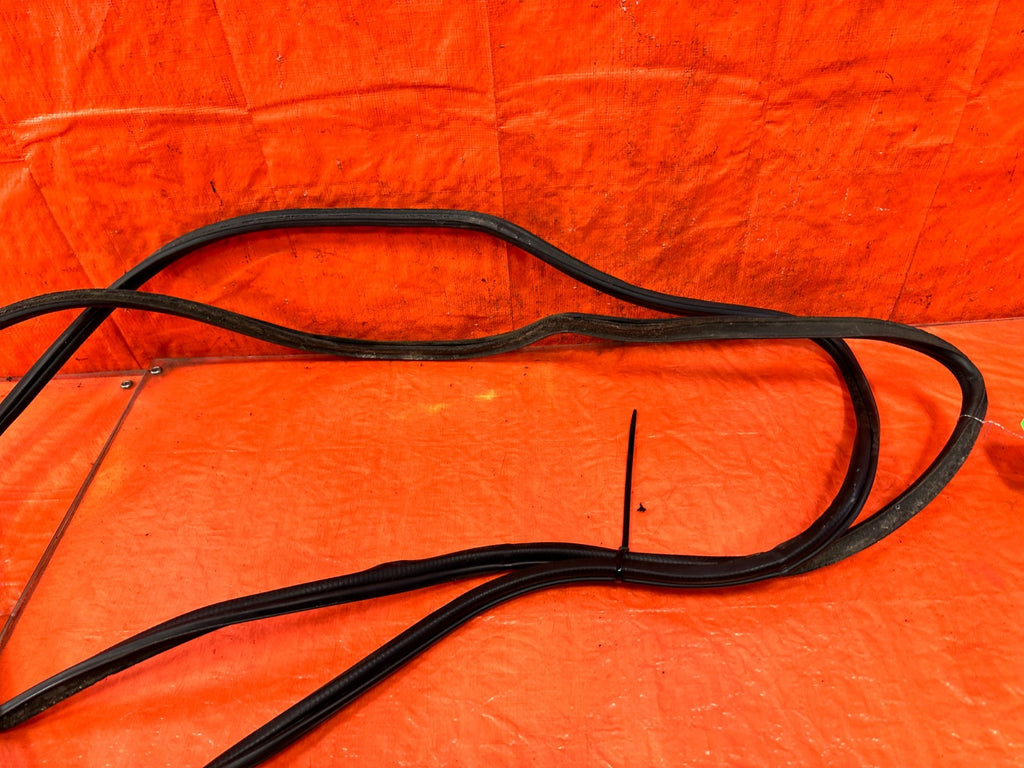 90 91 HONDA CIVIC HATCHBACK   LEFT & RIGHT  QUARTER GLASS WEATHER STRIP OEM 3175