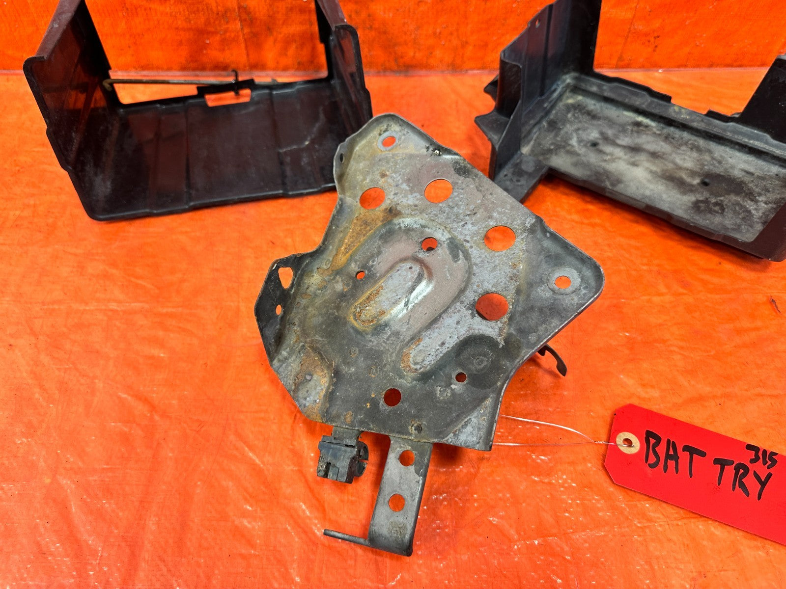 02 06 ACURA RSX   BATTERY TRAY MOUNTING BRACKET W/ TIE DOWN & COVER   OEM #3151