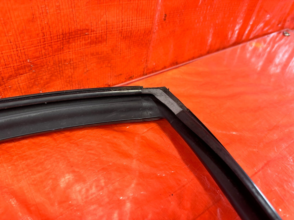 04 08 ACURA TSX   DRIVER LEFT REAR WINDOW GLASS RUN CHANNEL   OEM #27510