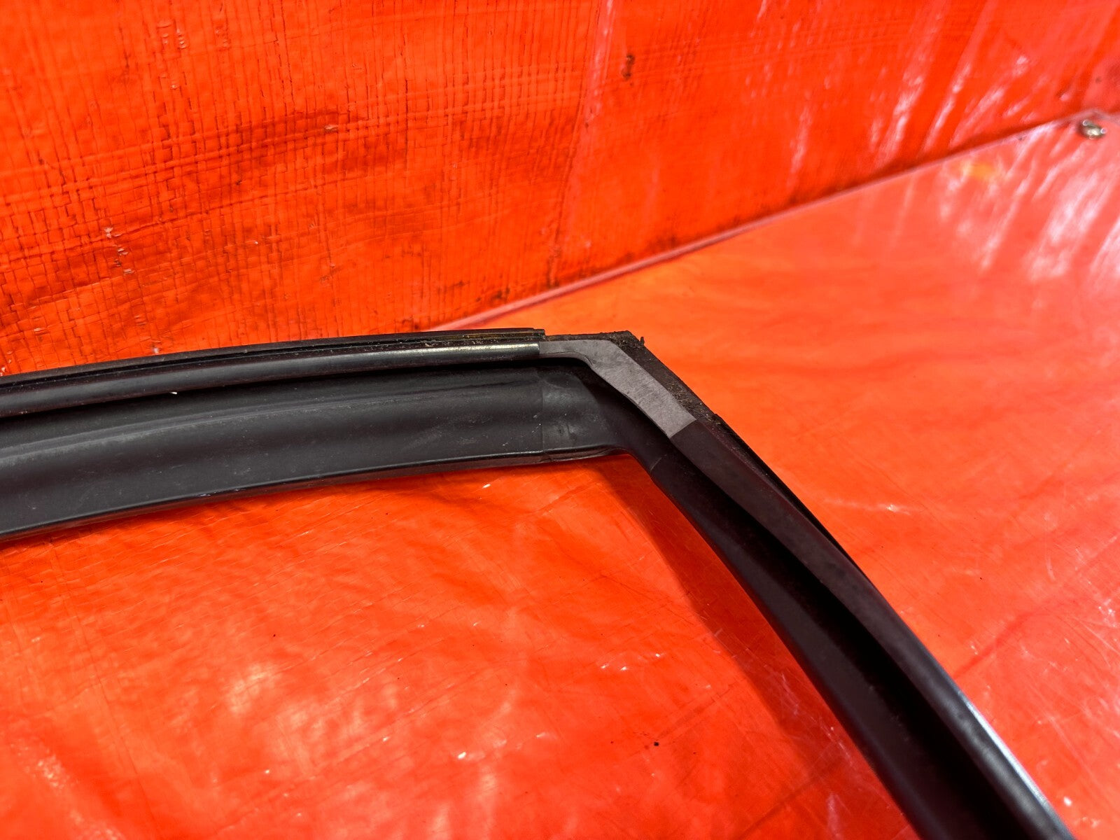 04 08 ACURA TSX   DRIVER LEFT REAR WINDOW GLASS RUN CHANNEL   OEM #27510