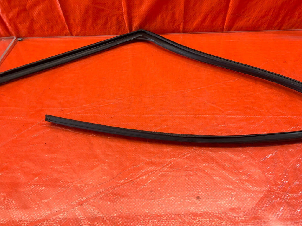 13 18 ACURA RDX   DRIVER LEFT REAR DOOR RUN CHANNEL RUBBER GASKET   OEM #1535