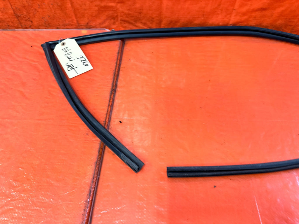 90 91 HONDA CIVIC HATCHBACK   RIGHT DOOR WINDOW GLASS SUB SEAL   OEM 3271