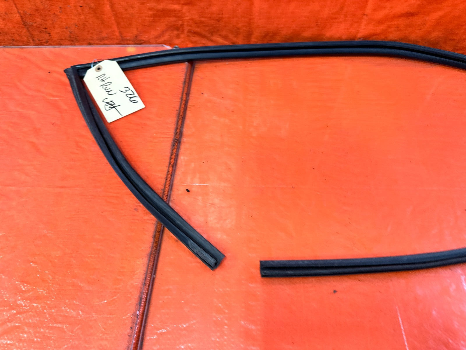 90 91 HONDA CIVIC HATCHBACK   RIGHT DOOR WINDOW GLASS SUB SEAL   OEM 3271