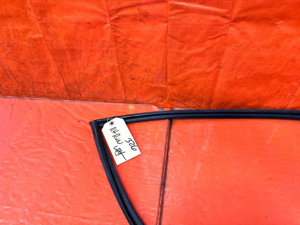 90 91 HONDA CIVIC HATCHBACK   RIGHT DOOR WINDOW GLASS SUB SEAL   OEM 3272