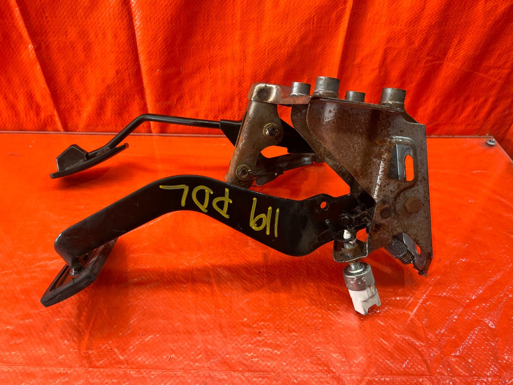 94 01 ACURA INTEGRA   AUTOMATIC TRANSMISSION MODEL   GAS AND BRAKE PEDAL OEM 1198