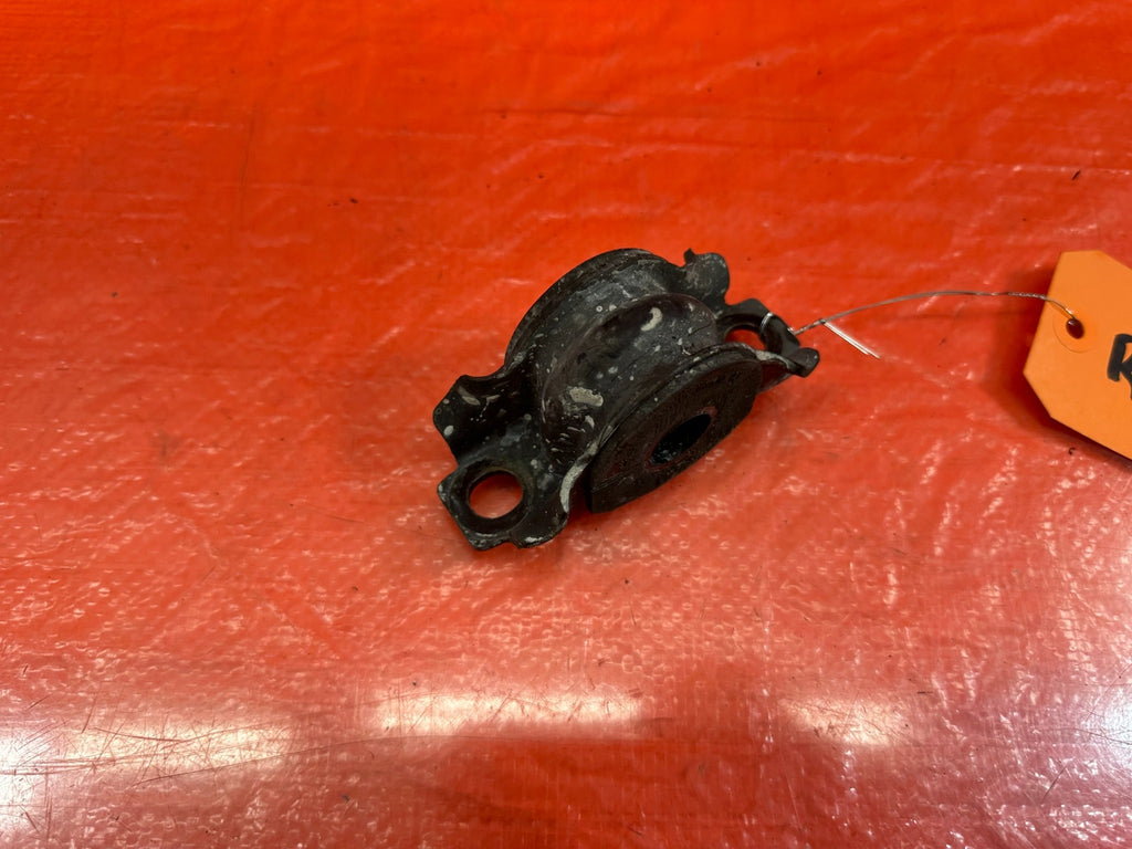07 13 INFINITI G35 G37 SEDAN   AWD   REAR SWAY BAR BRACKET   OEM FACTORY #1925