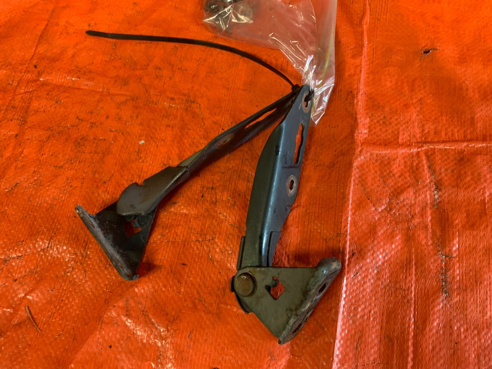 96 00 HONDA CIVIC   HOOD HINGE SET   HINGES LEFT RIGHT DRIVER PASSENGER   OEM OE3