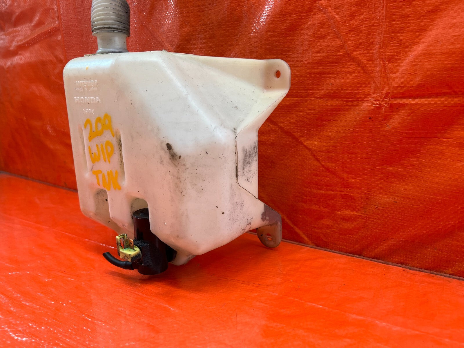 04 08 ACURA TSX   WINDSHIELD WIPER RESERVOIR TANK W/ MOTOR   OEM FACTORY #2095