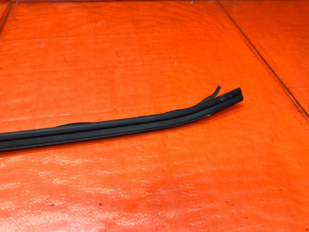 94-01 ACURA INTEGRA 4D SEDAN RIGHT PASSENGER WINDSHIELD WEATHERSTRIP OEM #3406