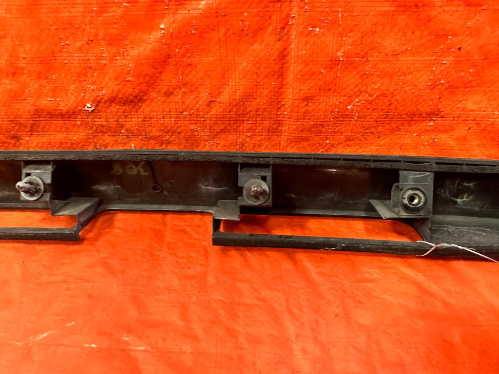 02 05 HONDA CIVIC SI EP3 HATCHBACK   REAR HATCH TAIL GATE LICENSE PLATE TRIM 3086