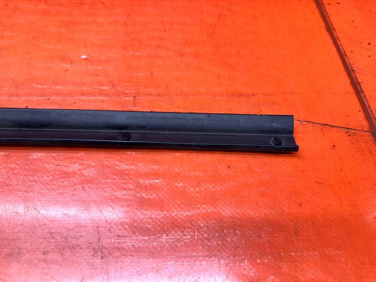 2016-2020 INFINITI Q60 COUPE PASSENGER RIGHT DOOR SUB SEAL RUBBER OEM #20Q604