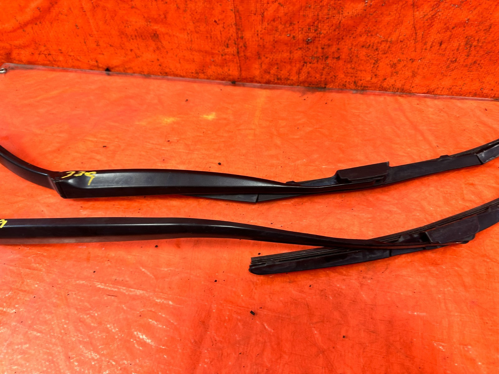 09 15 INFINITI G37 CONVERTIBLE   LEFT & RIGHT WINDSHIELD WIPER ARMS   OEM #3295