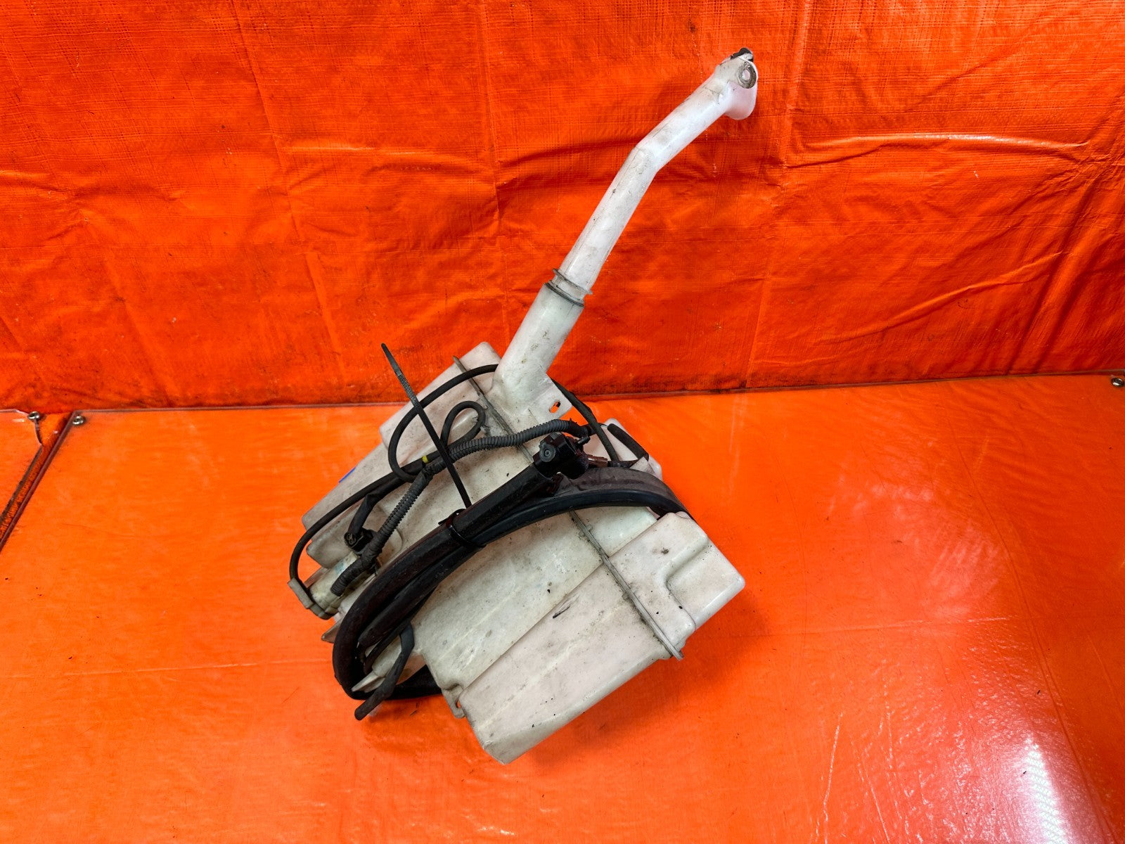 08 15 INFINITI G37 COUPE   WINDSHIELD WIPER RESERVOIR TANK W/ MOTOR    OEM 3299