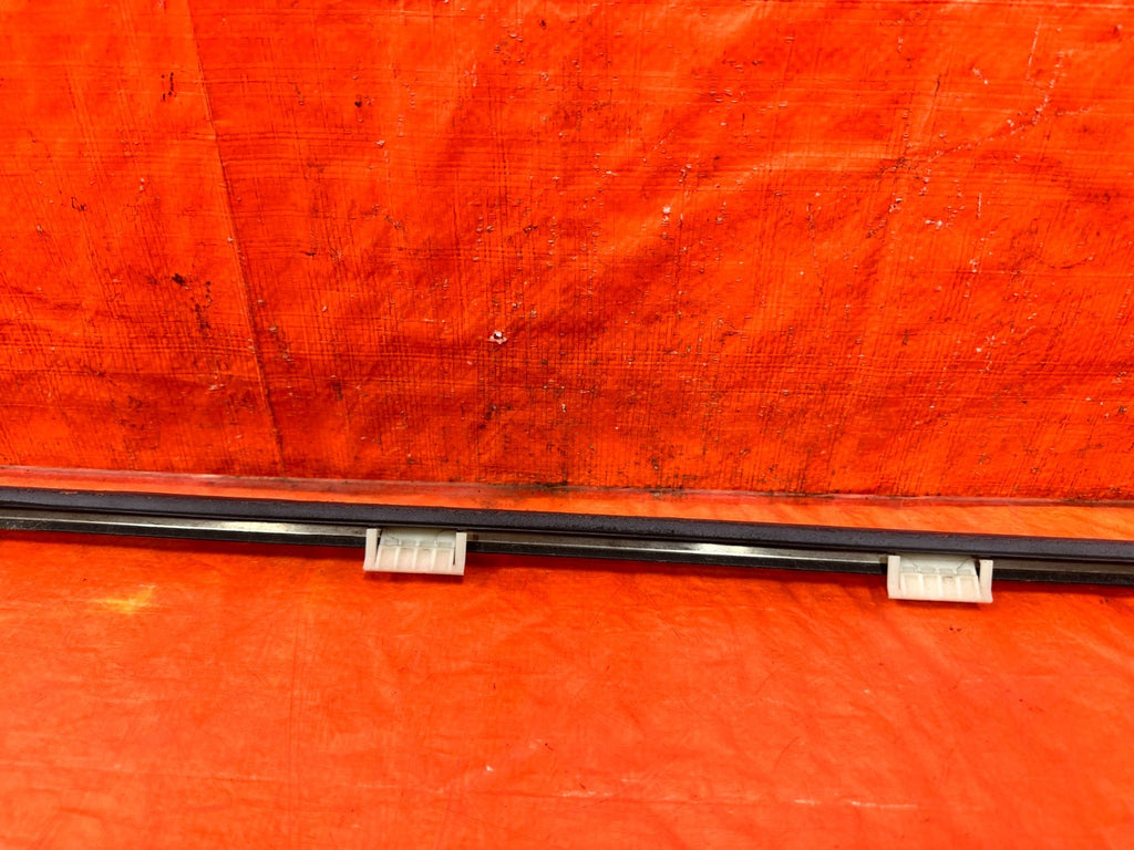 02 05 HONDA CIVIC SI EP3 HATCH   RIGHT FRONT EXTERIOR WINDOW GLASS TRIM OEM #3082