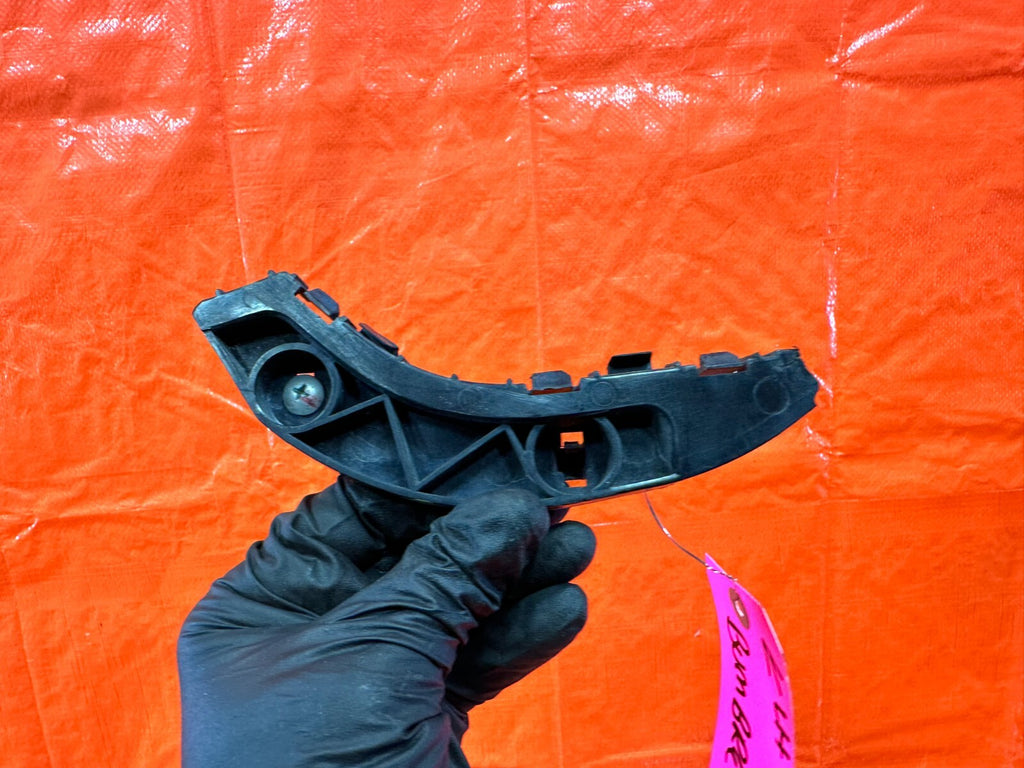 06 11 HONDA CIVIC   LEFT FRONT   FENDER RETAINER CLIP BRACKET   OEM #2703