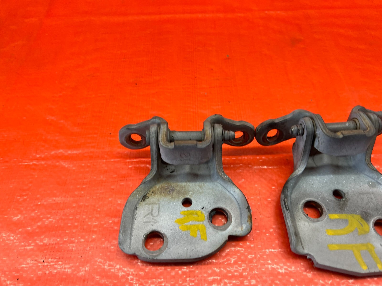 90 01 ACURA INTEGRA SEDAN   RIGHT FRONT DOOR HINGE SET   UPPER LOWER   OEM #1597