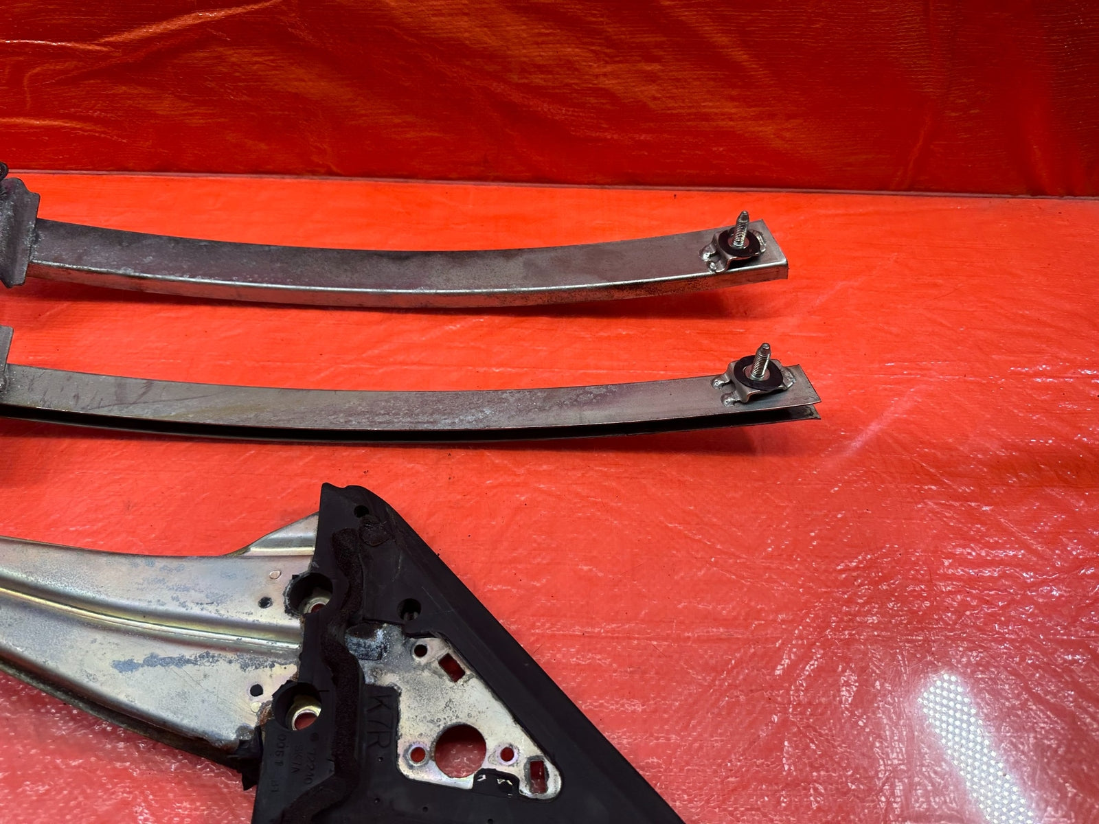 90 93 ACURA INTEGRA 2D   DOOR SASH & GUIDE WINDOW CHANNEL BRACKET SET RIGHT #18910