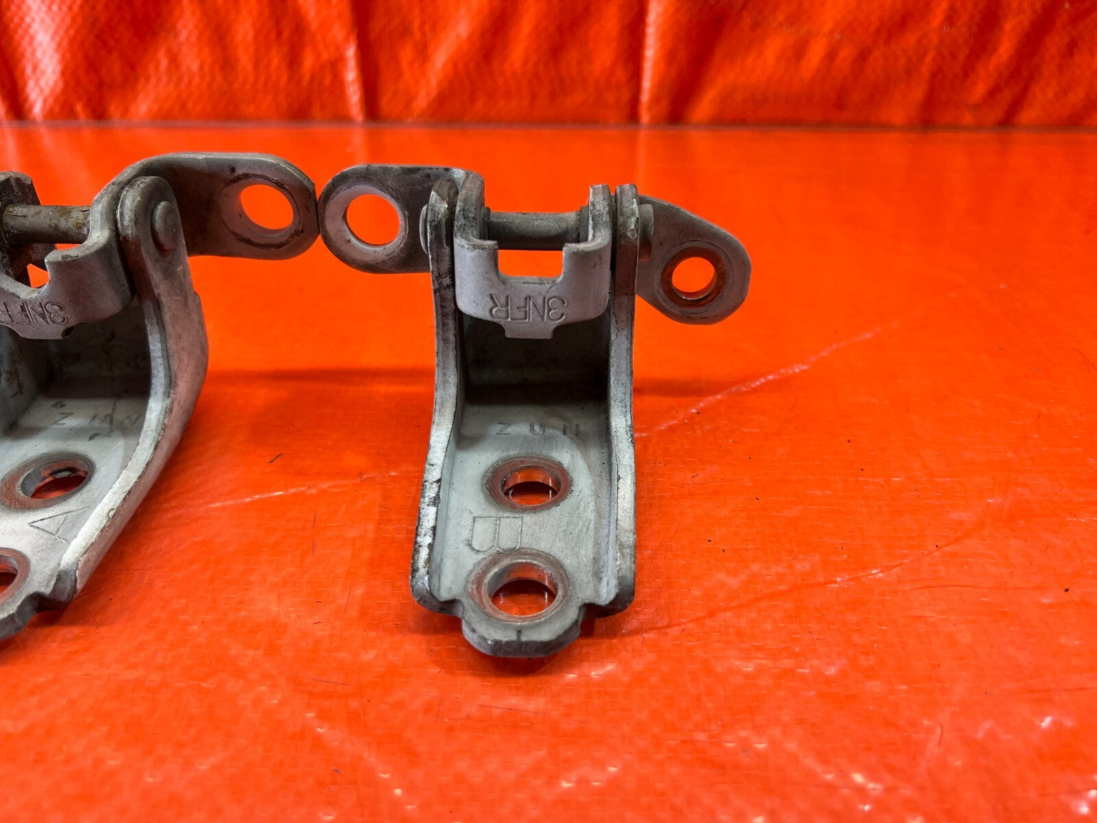 02 06 ACURA RSX   PASSENGER RIGHT FRONT DOOR HINGE SET UPPER LOWER   OEM #1495