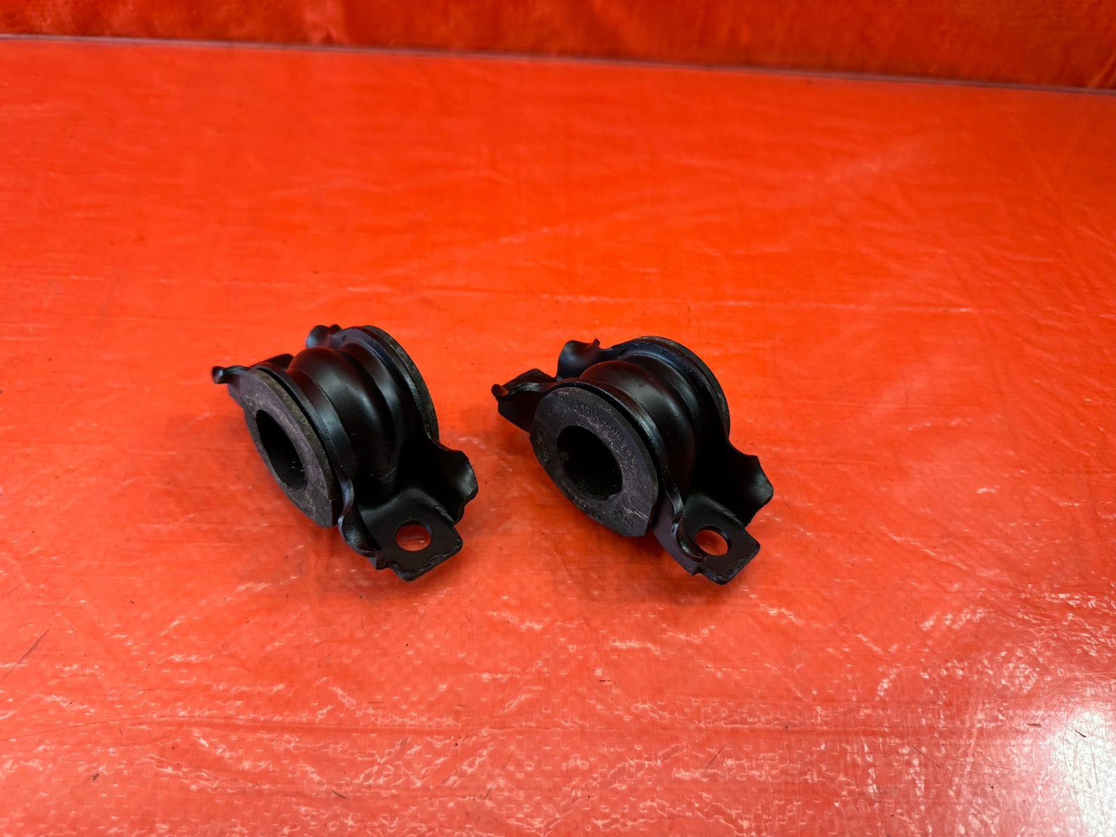 08 15 INFINITI G37 & Q60 COUPE   LEFT & RIGHT REAR SWAY BAR BRACKETS   OEM #1889