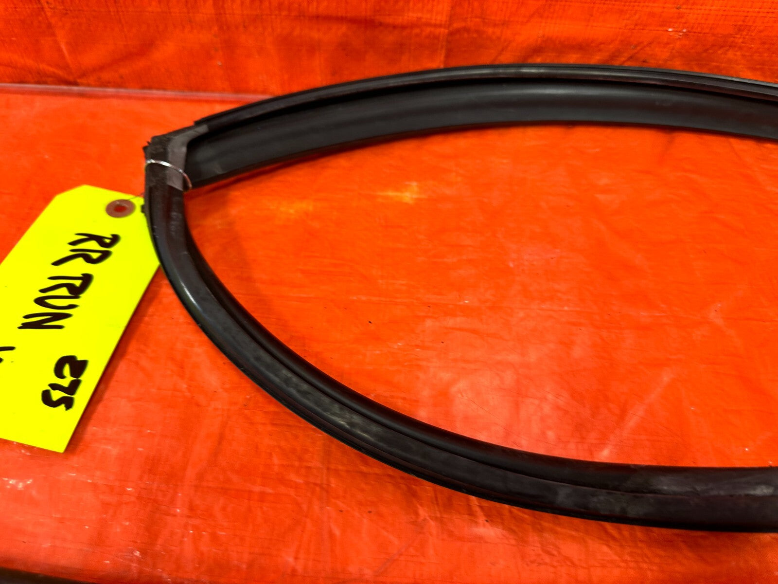 04 08 ACURA TSX   PASSENGER RIGHT REAR WINDOW GLASS RUN CHANNEL   OEM #2755