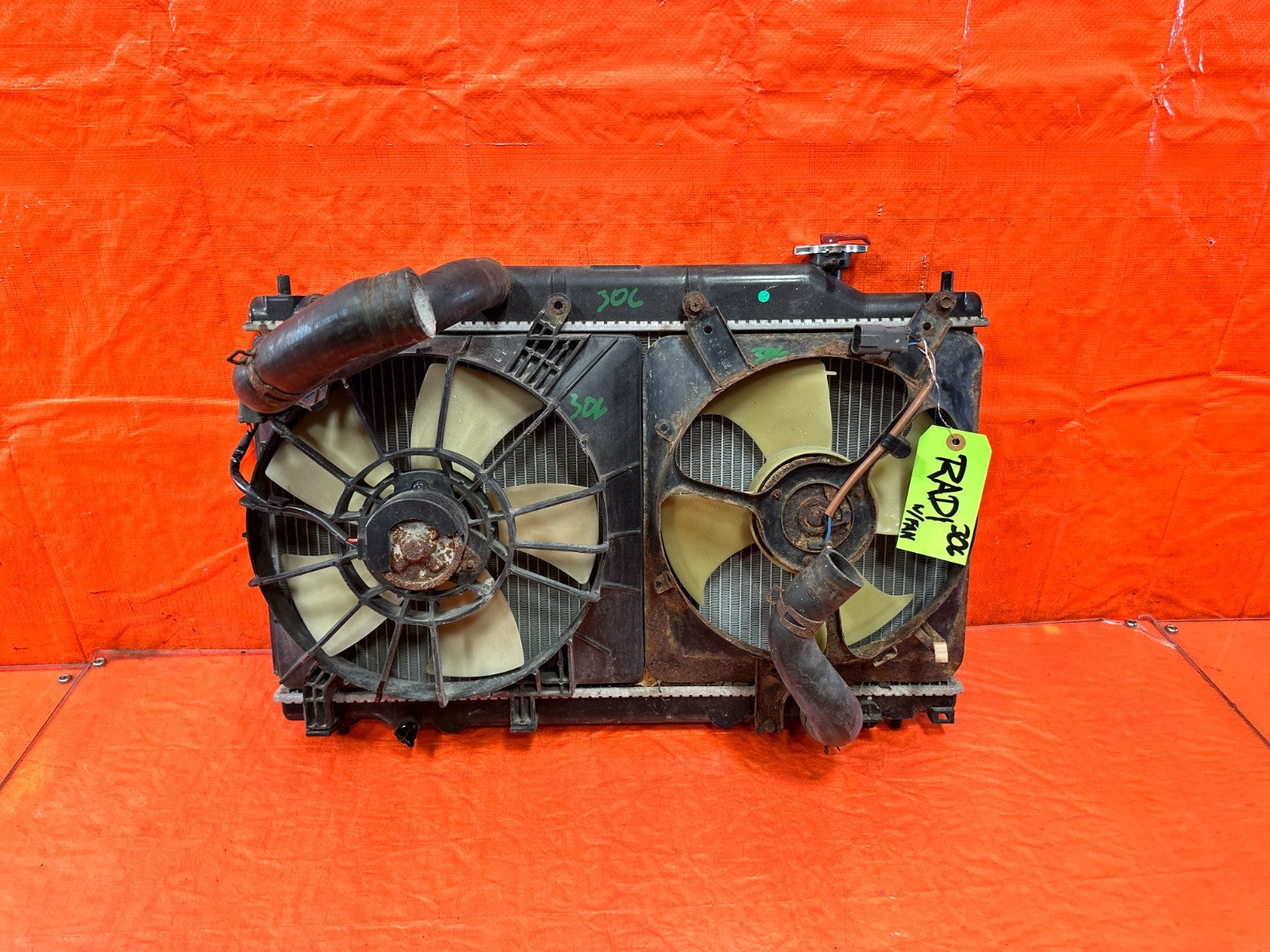 02 05 HONDA CIVIC SI EP3   RADIATOR W/ BOTH COOLING FANS & OVERFLOW TANK OEM 3060
