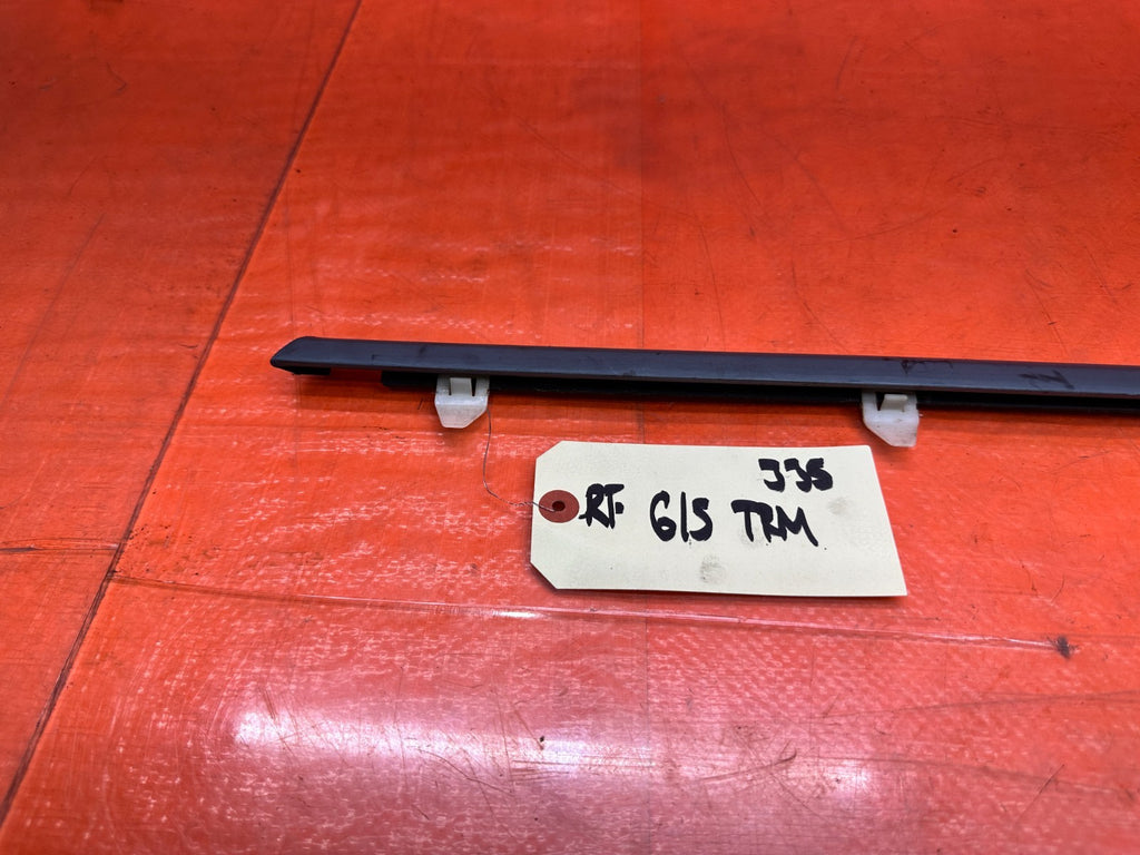 97 01 HONDA PRELUDE 2.2L PASSENGER RIGHT DOOR WINDOW GLASS TRIM MOLDING OEM #3354
