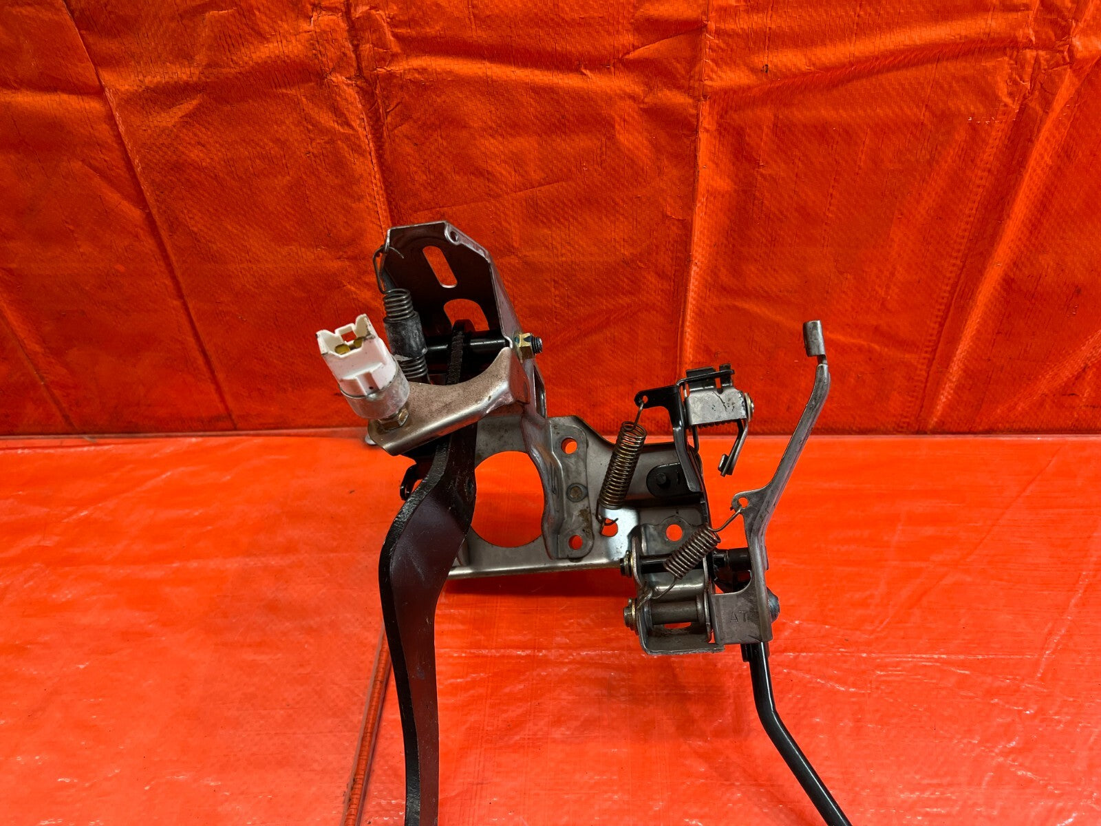 94 01 ACURA INTEGRA   AUTOMATIC TRANSMISSION MODEL   GAS AND BRAKE PEDAL OEM 1786