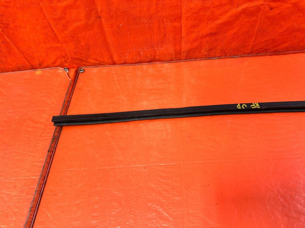 10 16 HYUNDAI GENESIS COUPE RIGHT UPPER DOOR MOUNTED WEATHER STRIP BY THE GLASS4