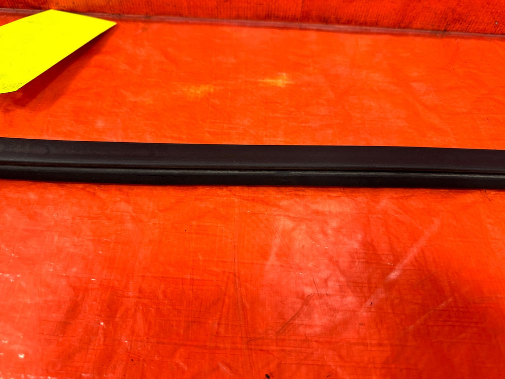 88 89 HONDA CRX   DRIVER LEFT UPPER TOP OF THE DOOR WEATHER STRIP OEM #2779
