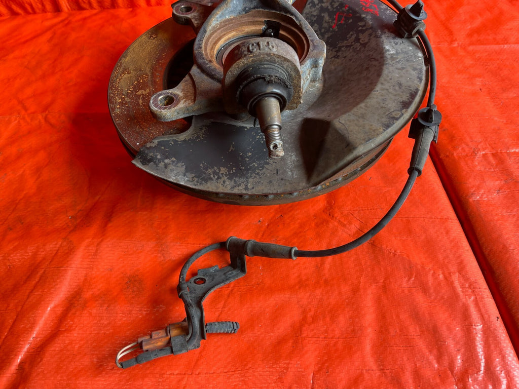 02 04 HONDA CR V CRV   4WD MODEL ONLY   DRIVER LEFT FRONT SPINDLE KNUCKLE HUB OE9