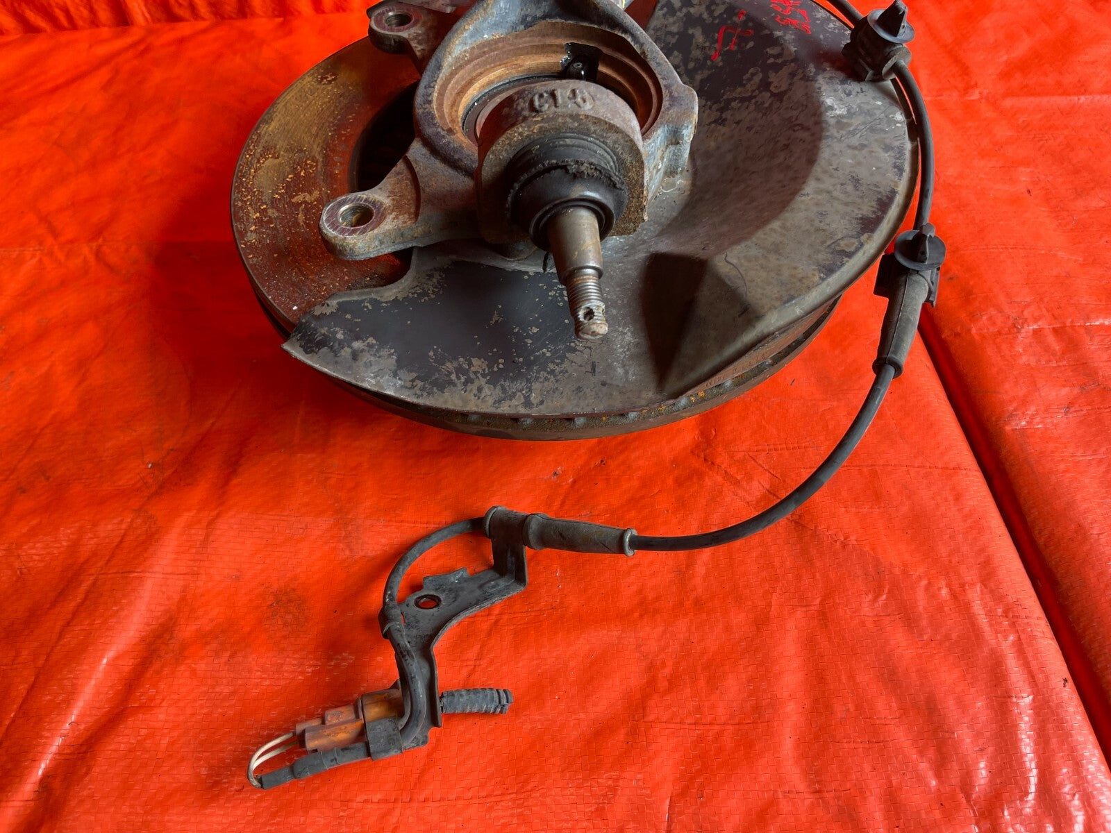 02 04 HONDA CR V CRV   4WD MODEL ONLY   DRIVER LEFT FRONT SPINDLE KNUCKLE HUB OE9