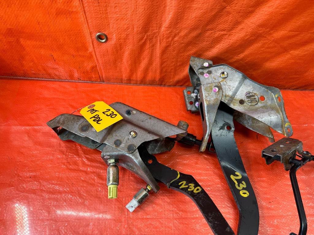 02 05 HONDA CIVIC SI EP3 HATCH   MANUAL PEDALS   GAS BRAKE CLUTCH   OEM #23010