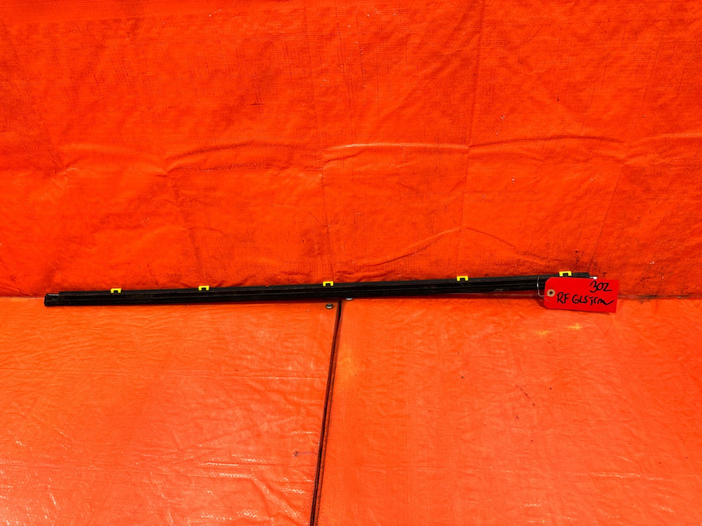 10 16 HYUNDAI GENESIS COUPE   PASSENGER RIGHT EXTERIOR WINDOW GLASS TRIM OEM 3025