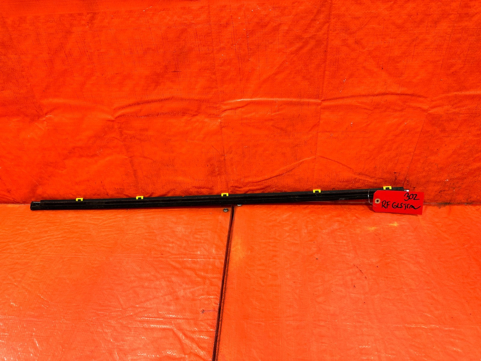 10 16 HYUNDAI GENESIS COUPE   PASSENGER RIGHT EXTERIOR WINDOW GLASS TRIM OEM 3025