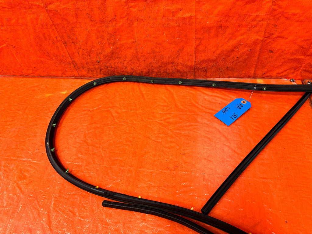 09 14 ACURA TSX   PASSENGER RIGHT FRONT   WEATHER STRIP & RUN CHANNEL OEM 3217