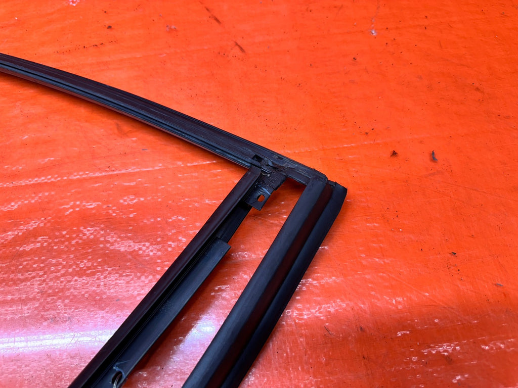 94 01 ACURA INTEGRA 2D RIGHT PASSENGER DOOR WINDOW RUN CHANNEL SEAL OEM #33112