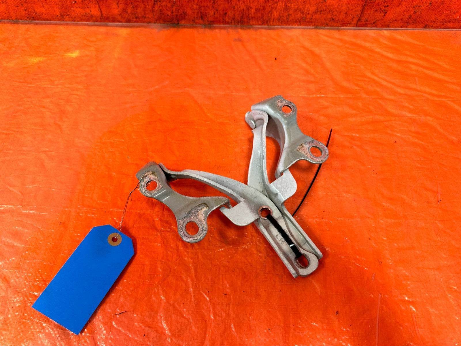 13 16 HYUNDAI GENESIS COUPE   LEFT & RIGHT HOOD HINGES   OEM 3264