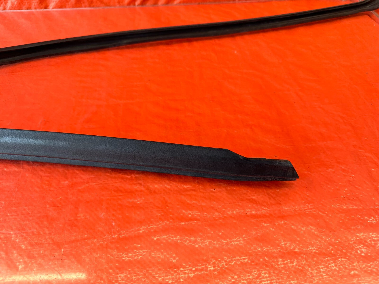 93 97 HONDA DEL SOL   PASSENGER RIGHT FRONT WINDOW GLASS RUN CHANNEL   OEM #2271