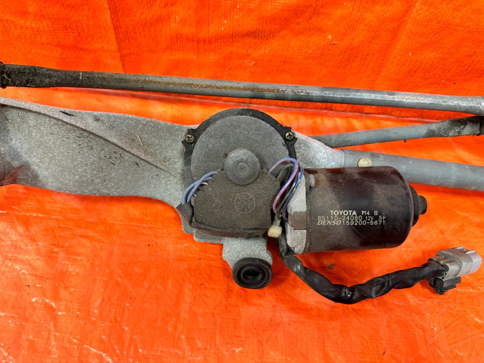 02 10 LEXUS SC430   WINDSHIELD WIPER MOTOR W/ LINKAGE   OEM FACTORY #2888