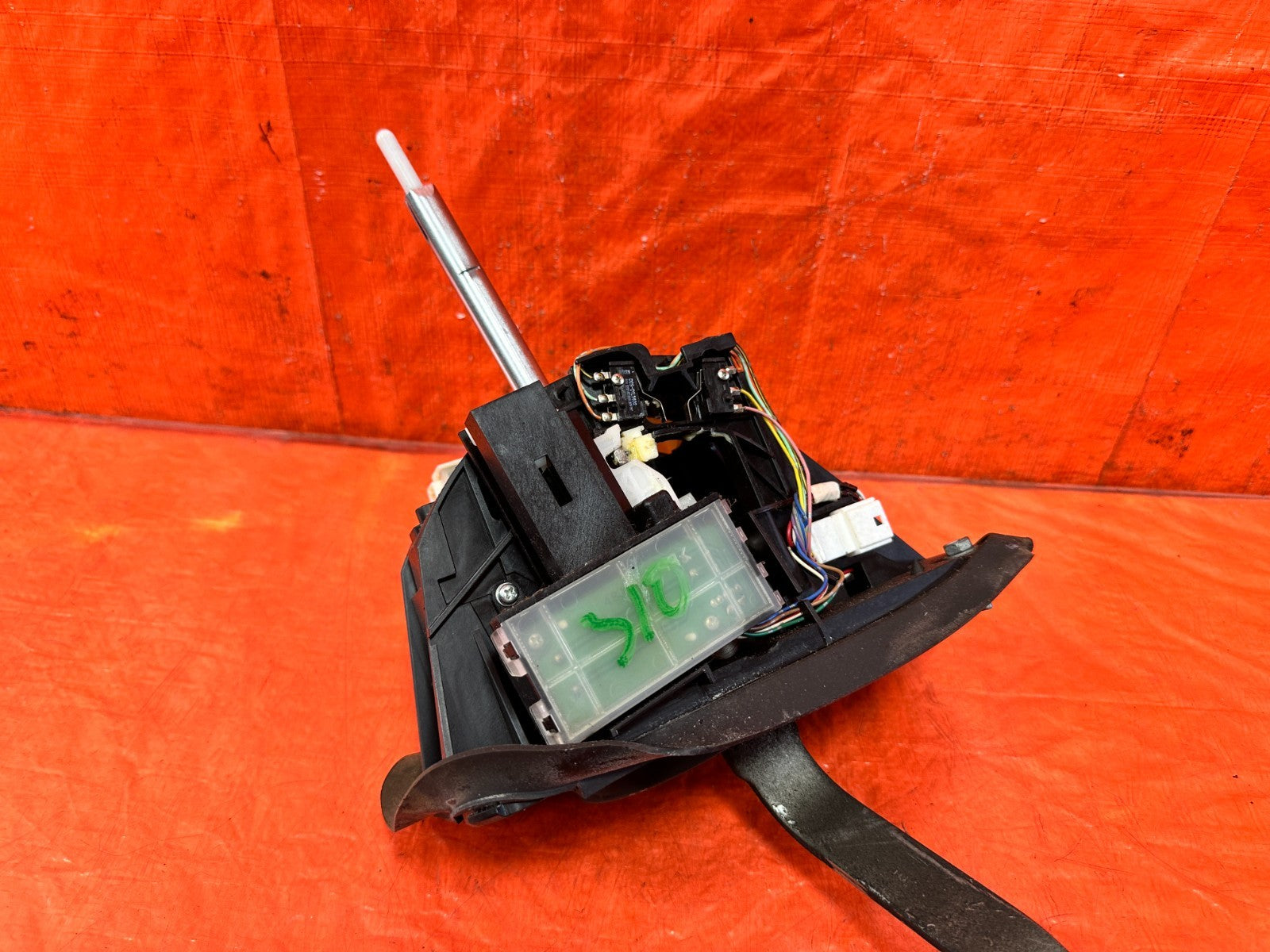 09 15 INFINITI G37 CONVERTIBLE   AUTOMATIC TRANSMISSION SHIFTER / GEAR SELECTOR1