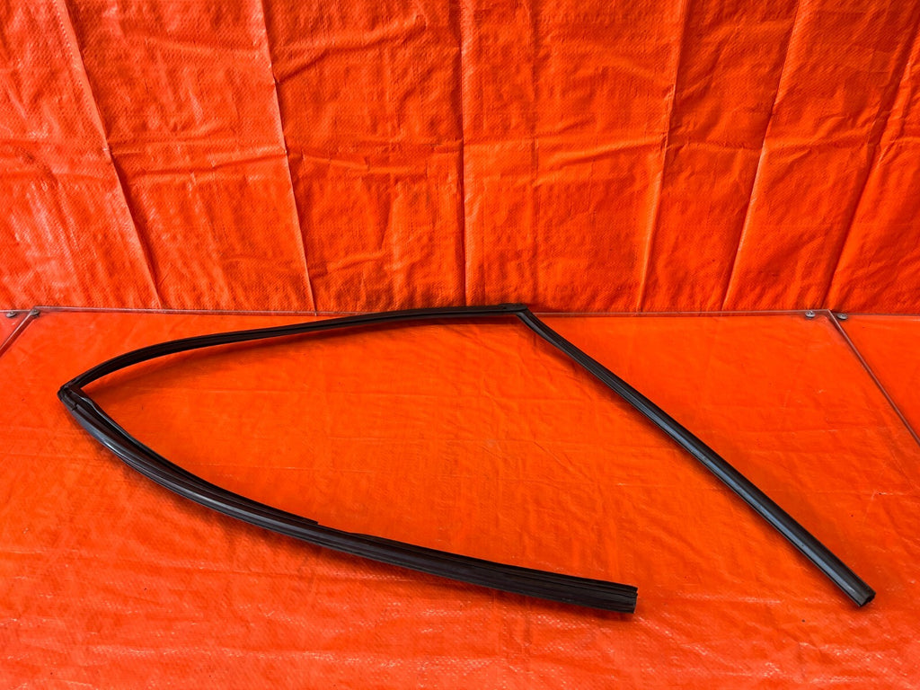 96 00 HONDA CIVIC   SEDAN   PASSENGER RIGHT REAR DOOR WINDOW RUN CHANNEL   16210