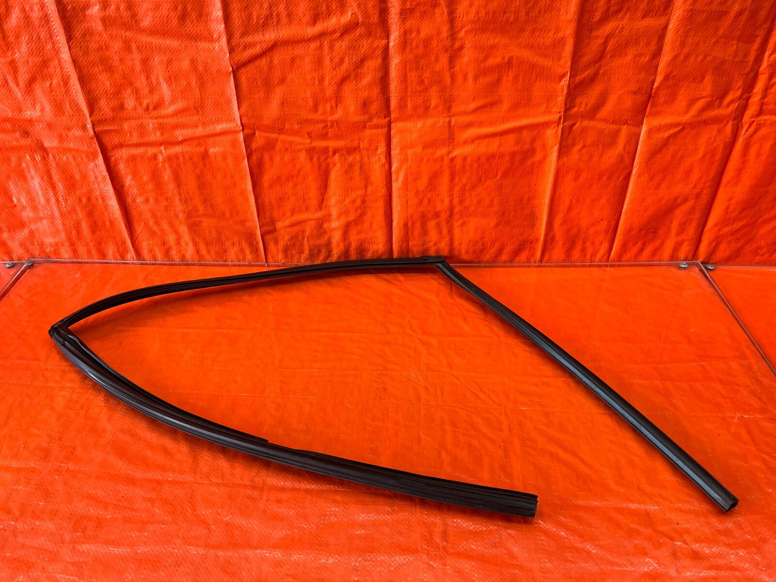 96 00 HONDA CIVIC   SEDAN   PASSENGER RIGHT REAR DOOR WINDOW RUN CHANNEL   16210