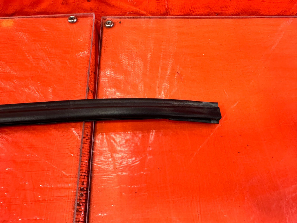 88 89 HONDA CRX   DRIVER LEFT UPPER TOP OF THE DOOR WEATHER STRIP OEM #2775