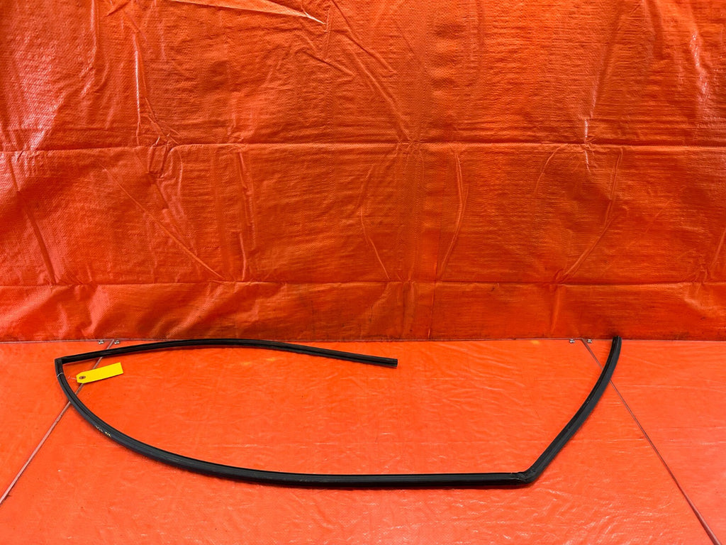 02 05 HONDA CIVIC SI EP3   PASSENGER RIGHT DOOR WINDOW GLASS RUN CHANNEL OEM 2308